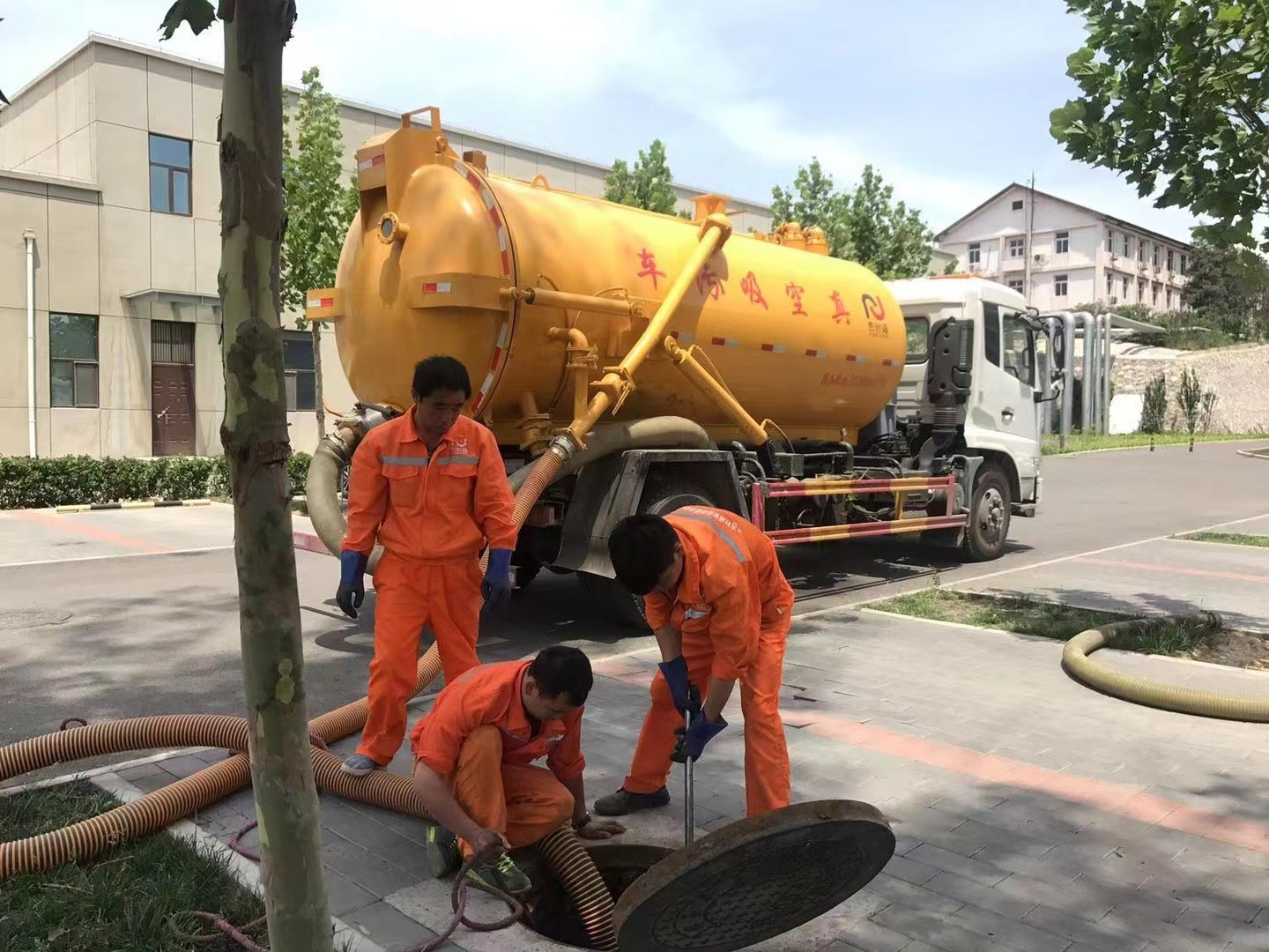 金平管道疏通车停在窨井附近