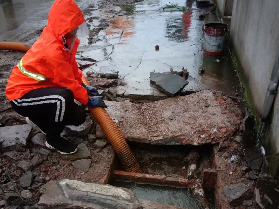 金平专业清理污水池 炜誉市政以规范流程守护城市 “肠道”